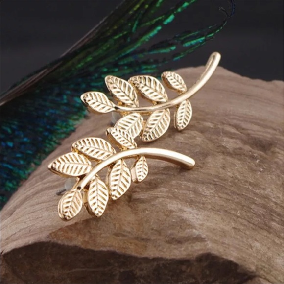 Gold leaf  branch cuff earring - Picture 2 of 5